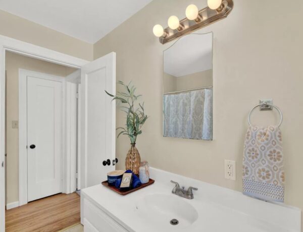 staged and decorated bathroom in Vallejo California real estate